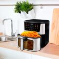 TESLA AirCook Q60 XXL Pro multifunkční fritéza na kuchyňské lince, připravující porci hranolek a cibulových kroužků.
